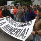 Mineros en la manifestación de ayer en Villablino portando una pancarta reivindicativa.