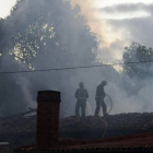 Los bomberos abordan la extinción de un fuego en Villaviciosa de la Ribera.