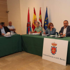 El pleno se celebró en la sala de exposiciones de Caja España. L. DE LA MATA