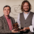 Mircea Cartarescu, recibiendo ayer en el Musac de León el Premio Leteo de manos de Rafael Saravia. JESÚS F. SALVADORES