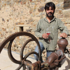 Alfredo Marqués Calvo, en el patio que cierran los viejos caserones de piedra quedan a la bodegade Arganzauna enorme riqueta también patrimonial.