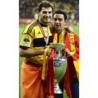 Casillas y Xavi con la copa de campeones de Europa, ganada el 1 de julio de 2012.