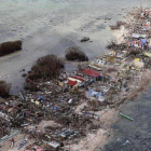 Vista aérea de los destrozos causados por el tifón Haiyan en la población de Guiuan, a unos 150 km de Tacloban, al este de Filipinas