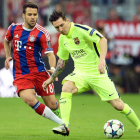 El jugador de Bayern Juan Bernat, a la izquierda, trata de frenar a Lionel Messi durante un lance del encuentro disputado en el Allianz Arena.