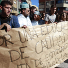 Un grupo de estudiantes protesta en las inmediaciones de El Albéitar contra los recortes.