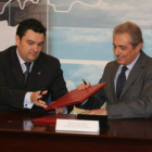 Ramón, firmando acuerdos con Azuara en el 2007.