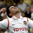 El delantero valencianista Villa se lamenta de una ocasión fallada