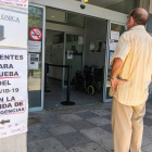 Un hombre espera en el PAC del barrio de San Gotleu en Palma de Mallorca. CATI CLADERA