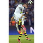 Sergio Ramos lucha por el balón con el delantero polaco Robert Lewandowski.