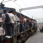 Uno de los trenes de Nueva Delhi parado tras el apagón.