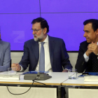 Cospedal, Rajoy y Martínez-Maillo, en la reunión celebrada ayer. RAQUEL P. VIECO