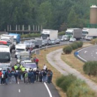 Los mineros cortaron el tráfico de la A-6 en San Román de Bembibre poco antes del mediodía. El corte