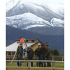 Familiares y amigos de Pollán, con la montaña al fondo.