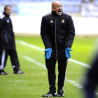 Claudio da instrucciones a sus jugadores en un momento del partido disputado ayer por la tarde en Mendizorroza.
