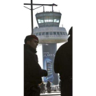 Dos mossos vigilan el aeropuerto de El Prat.