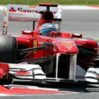 Alonso, en pista durante la segunda sesión de los entrenamientos libres en Montmeló.