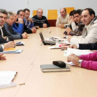 Cayón y Lesmes, a la izquierda, se reunieron ayer con los representantes de los trabajadores.