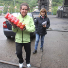 Blanca Fernández y Ana Pereira, mujeres de Alfredo y Segundo, con refrescos para los encerrados. El padre de Basalo, detrás.