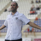 Alberto Monteagudo se desespera con una acción de su equipo sobre el campo de juego.