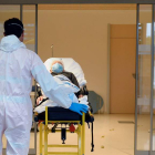 Un paciente con coronavirus entra por urgencias a un hospital. NACHO GALLEGO