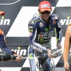 Pedrosa, primero, y Rossi, tercero, celebran sus privilegiadas posiciones en el podio.