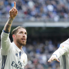 Ramos celebra con Cristiano uno de los siete goles que ha marcado en la liga. ÁNGEL DÍAZ