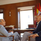 El alcalde de león, José ANtonio Diez (derecha) en su entrevista en el Ayuntamiento de San Marcelo con nuevo gerente de operaciones de Renfe en Castilla y León, Teodomiro González.
