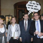 Un joven pone un bocadillo de cómic a Rajoy en la charla de Quiroga