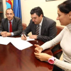 Díez, con Ramón y Fernández en la firma del convenio.
