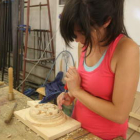 Una chica trabajando en su proyecto en el taller que imparte Miguel Ángel Tapia.