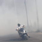 El incendio dejó situaciones al límite entre vecinos de Oteruelo, que lucharon con todo lo que tenían a mano. JESÚS F SALVADORES /FERNANDO OTERO PERANDONES