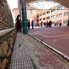 El canal para el agua y el deterioro del pavimento de la pista polideportiva junto a la muralla del instituto Legio VII.
