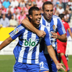 Fofo celebra en compañía de Alberto Aguilar el primer gol que marcó ayer. El atacante depotivista tocó sutilmente con el tacón en un servicio de Jonathan Ruiz y batió a Pichu Cuéllar tras dar el balón en el palo.