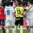 Los jugadores del Osasuna consuelan a los del Xerez.