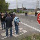 El piquete minero estuvo apostado a la entrada de la térmica y no dejó pasar a los camiones.