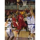 Seawright lanza a canasta anteMohammed, Manzano y Curtis. El americano pudo ayer con todos