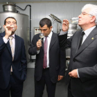 Hermida, en  2008 en la planta de Agrarias en el campus, con bodegueros de Dominio de Tares.