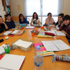 Opositoras acuden ayer a sus clases de preparación en la academia Opoeduca, en el polígono de la Torre.