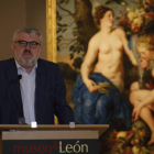 Miguel Falomir, director del Museo del Prado, con la obra ‘Ceres y dos ninfas’ que exhibirá el Museo de León de forma temporal. RAMIRO