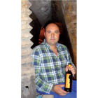 Jorge Robles, sobre la piedra del lagar de la bodega tradicional en la que almacena el vino y ahora ensaya la crianza.