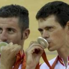 La pareja española besa la medalla de plata conquistada en madison
