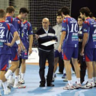 Ribera da instrucciones a su plantel en un tiempo muerto.