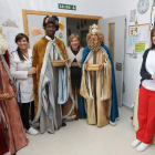Los tres Reyes Magos repartieron ayer caramelos entre los pacientes del centro.