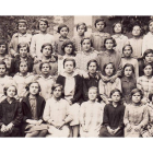 Fotografía de la maestra Esther Uceda con sus alumnas, en 1928, en Hospital de Órbigo. FUNDACIÓN SIERRA PAMBLEY