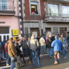 Los familiares de los encerrados les hacen llegar la comida a través de cuerdas.