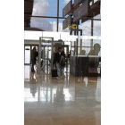 Pasajeros en la nueva terminal del aeropuerto leonés.
