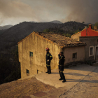 Dos miembros de la Unidad Militar de Emergencias (UME) vigilan el fuego en Bejís (Castellón). BIEL ALIÑO
