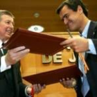 John Ashcroft y Juan Fernando López Aguilar se intercambian las firmas del acuerdo suscrito ayer