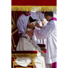 El papa Francisco (c) recibe la mitra durante la misa solemne de inicio de su Pontificado en la plaza de San Pedro del Vaticano.