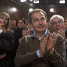 Zapatero aplaude a Rubalcaba tras ganar éste la Secretaría General del PSOE.